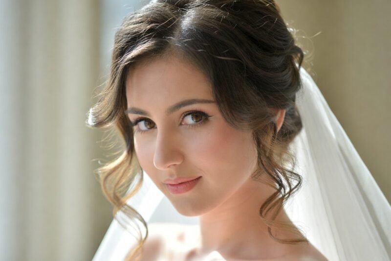 12 Effortless Bridal Hairstyles That Enhance a Naturally Elegant Wedding Look