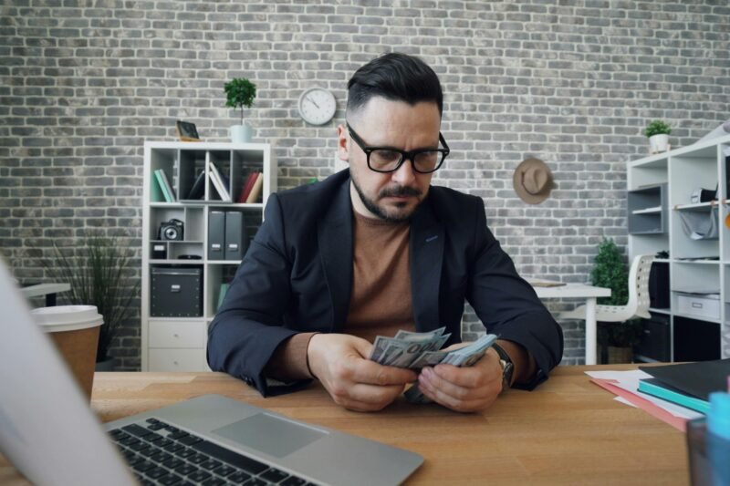 The Quiet Financial Habits of People Who Never Worry About Bills